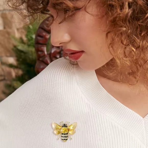 Luck Bee Elegant Gold Brooch - Picture 3 of 4